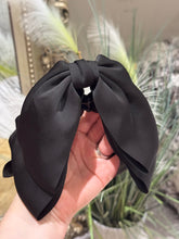 Load image into Gallery viewer, DRESSIE Bow Mini Claw Clip - Black
