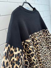 Load image into Gallery viewer, SAINT Leopard Sweatshirt - Black
