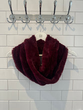 Load image into Gallery viewer, Cosy Snood Scarf - Berry
