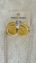 Load and play video in Gallery viewer, SHELL Chunky Necklace &amp;  Earring Set (2 Colours)
